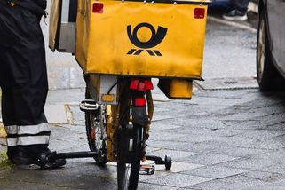 Pošťák mi hodil papírek, že nejsem doma. Ani nezazvonil, tak jsem mu pořádně vyčinila - Médium.cz